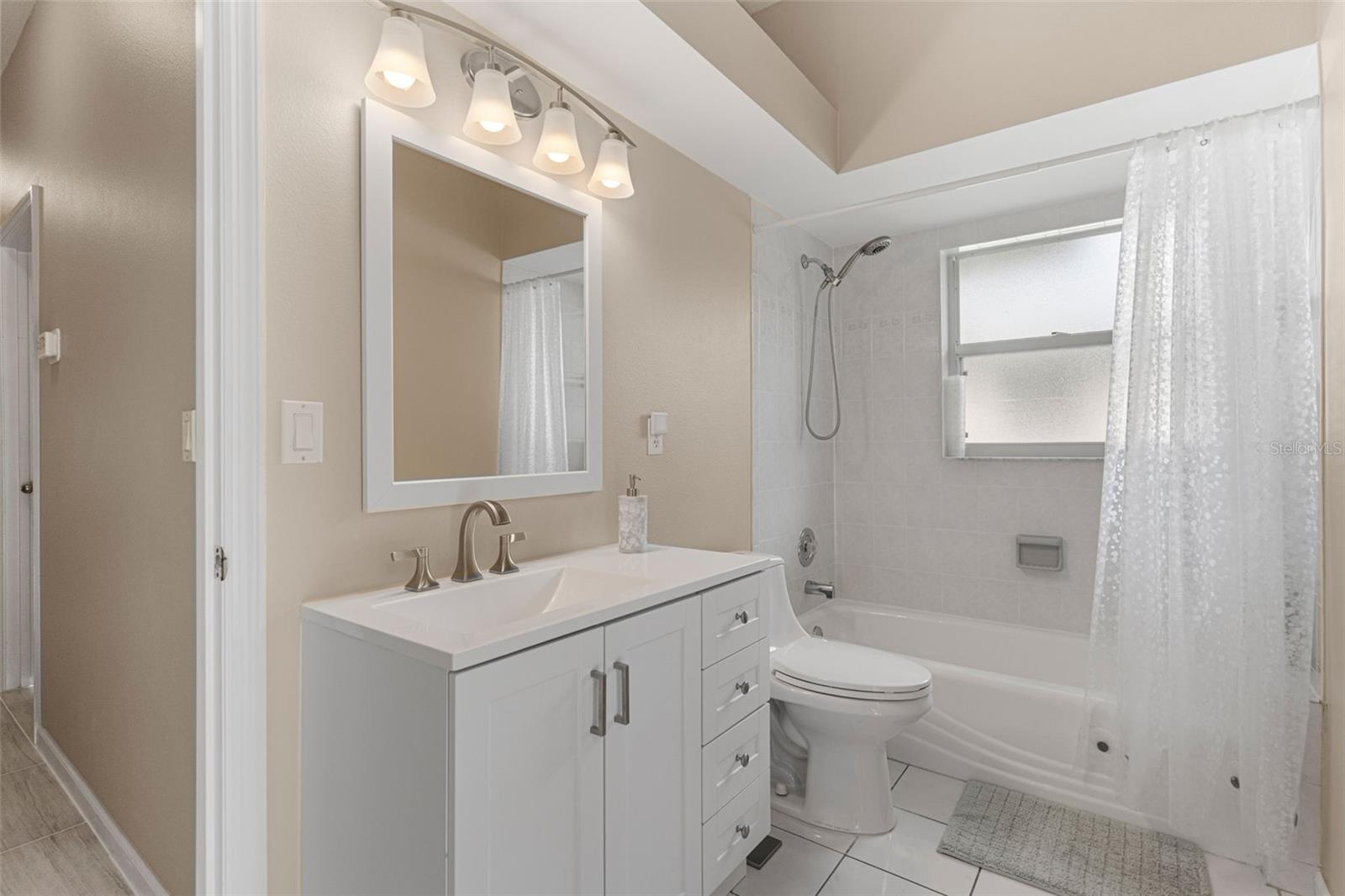 BAY OAKS ESTATES - Residential Lease