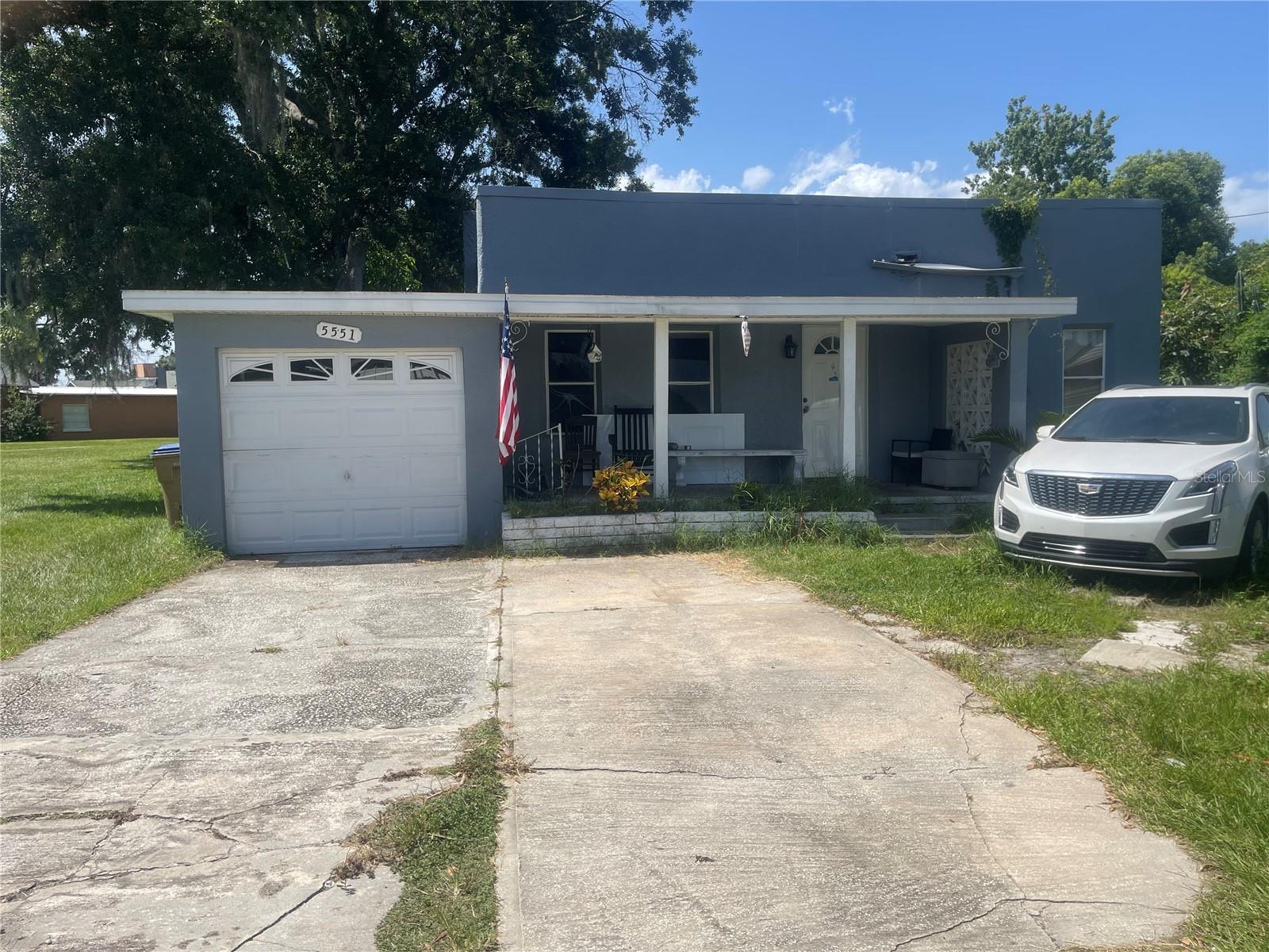 Cute 2 Bedrooms 1 Bath located minutes from Disney world ,schools and shopping centers . SOLD AS-IS
LOCATION,LOCATION,LOCATION