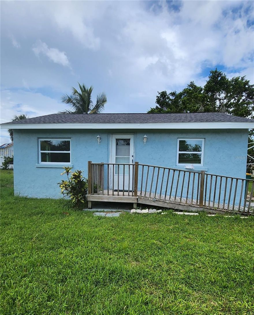 Great 2 bed 1 bath home, Open floor cute with nice yard close to downtown Punta Gorda, shopping restaurants and more.