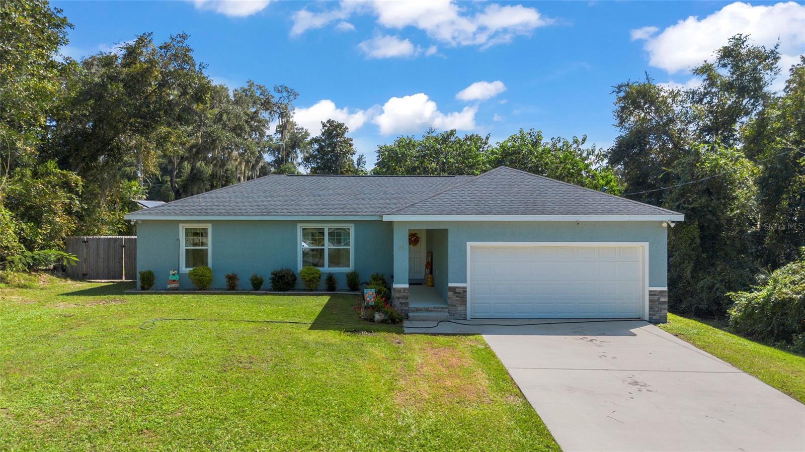 Welcome to this charming 3-bedroom, 2-bathroom home nestled in the heart of Silver Springs Shores! Built in 2019 and situated on a spacious 0.29-acre lot, this move-in ready home features an open floor plan, modern finishes, and a 2-car garage. Inside, you’ll find a bright living space with ceiling fans, a well-appointed kitchen, and a spacious primary suite with a walk-in closet. Flooring includes a mix of carpet, laminate, and tile for both comfort and style.
Enjoy a large, private backyard with no rear neighbors perfect for relaxing or entertaining. Located just minutes from shopping centers, restaurants, medical facilities, Silver Springs State Park, and the Cross Florida Greenway trails. With no HOA and easy access to Hwy 40 and 464, this home offers both convenience and tranquility. Schedule your private tour today before it’s gone!