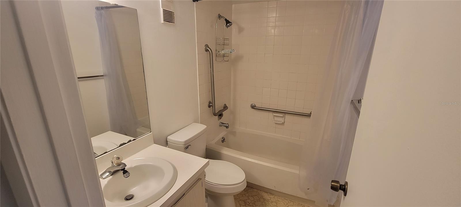 LAKESIDE CONDO APTS - Residential Lease
