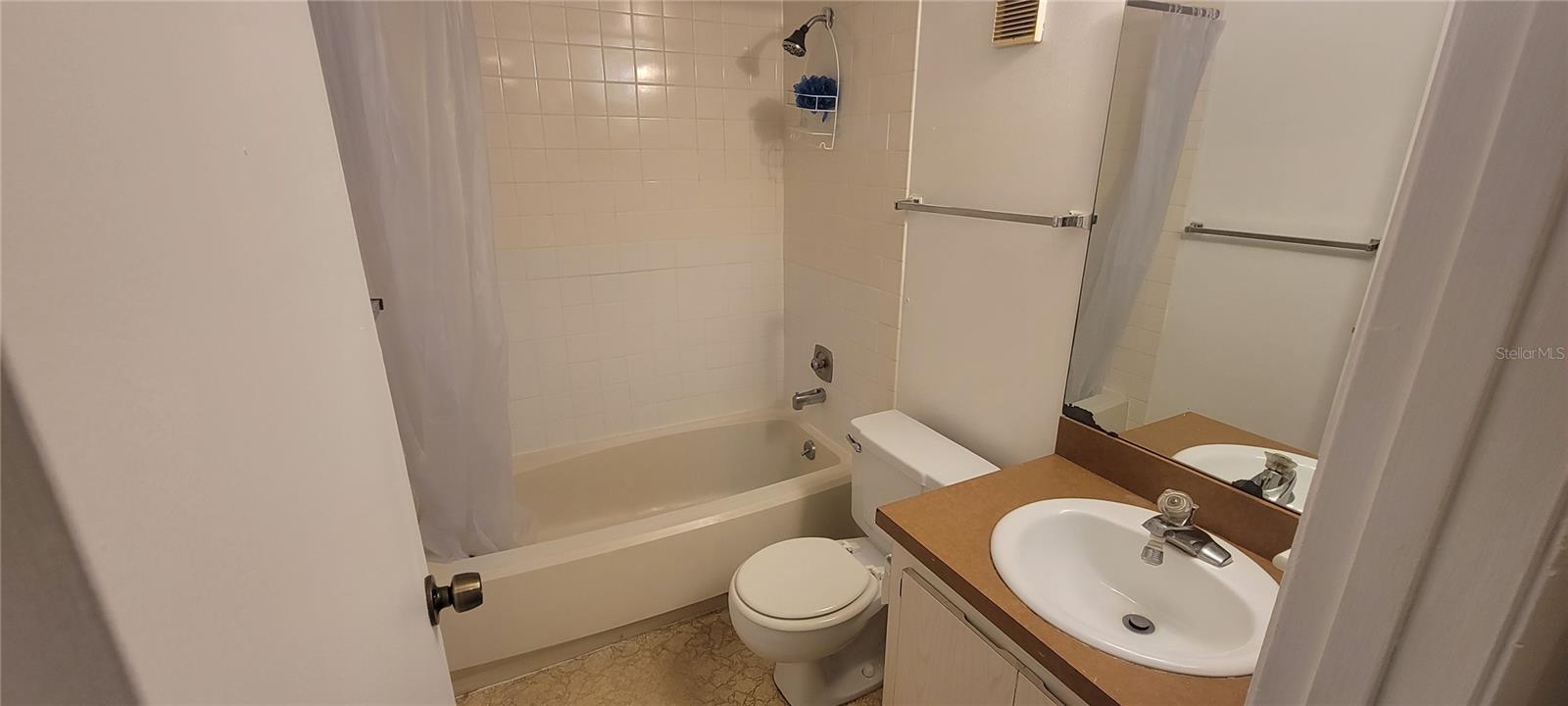 LAKESIDE CONDO APTS - Residential Lease
