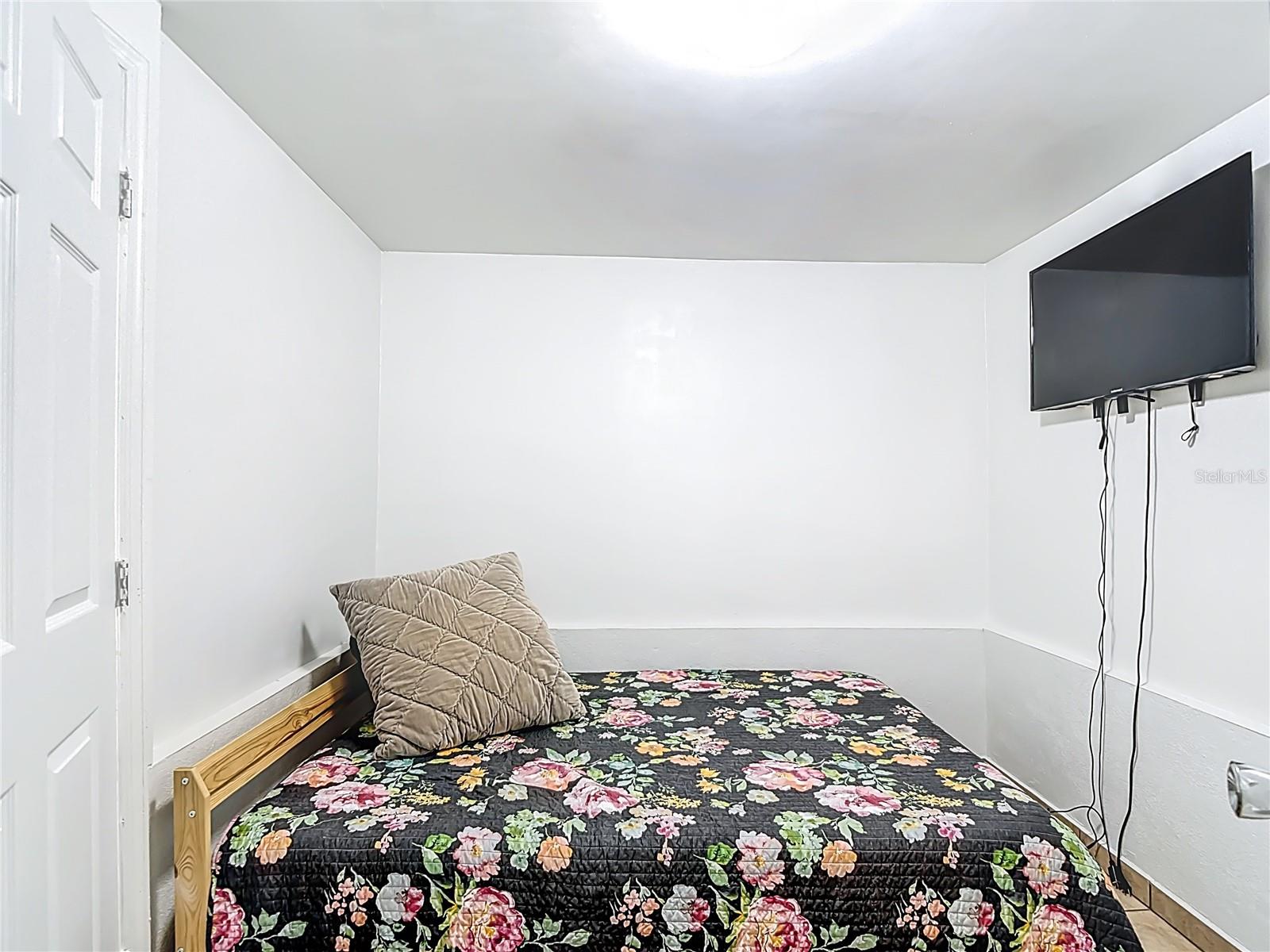 COUNTRY ESTATES - Residential