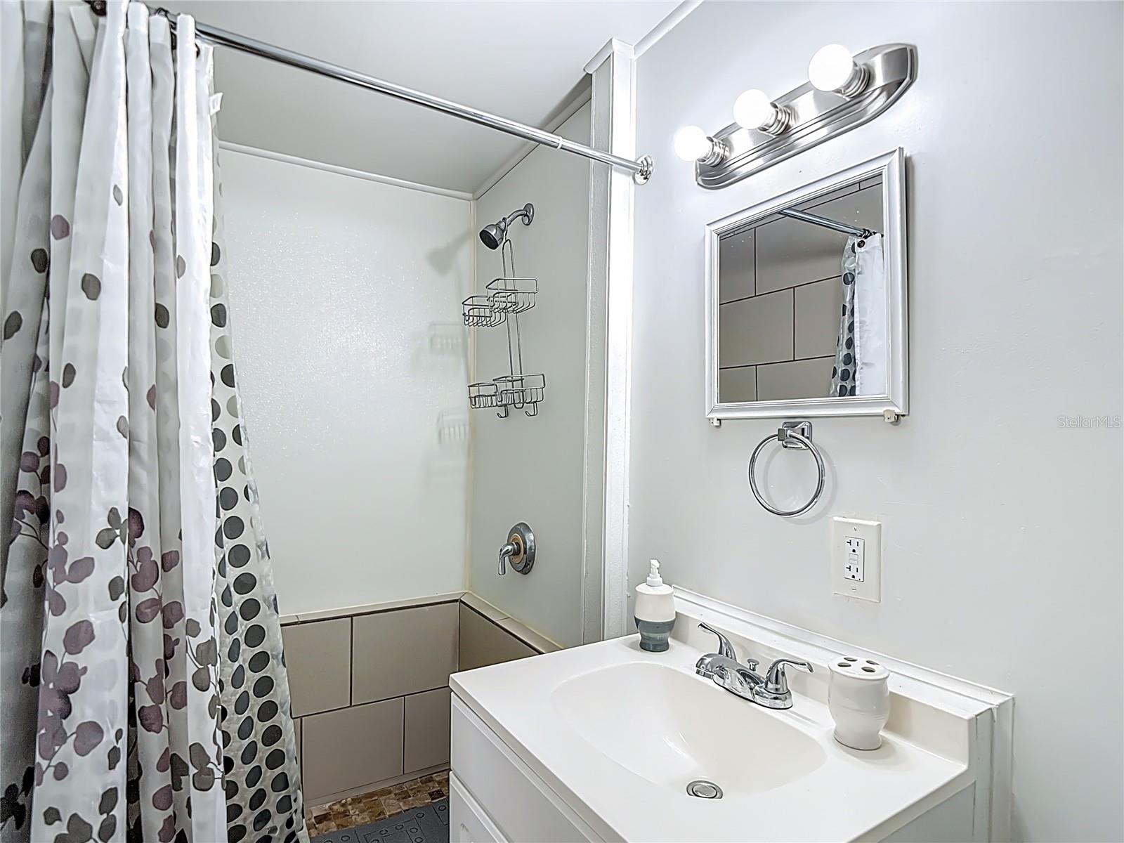 COUNTRY ESTATES - Residential