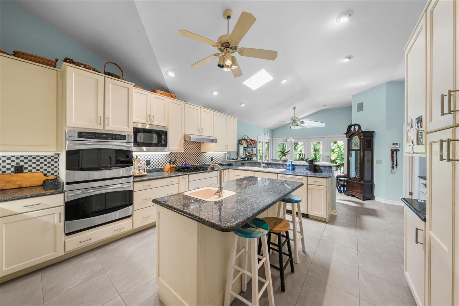 DAVIS ISLANDS PB10 PG52 TO 57 - Residential