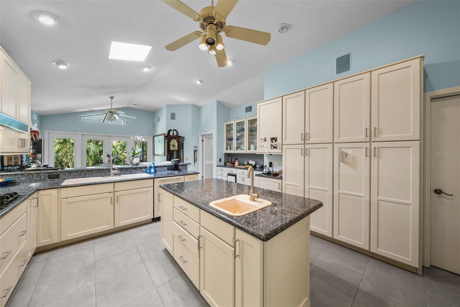 DAVIS ISLANDS PB10 PG52 TO 57 - Residential