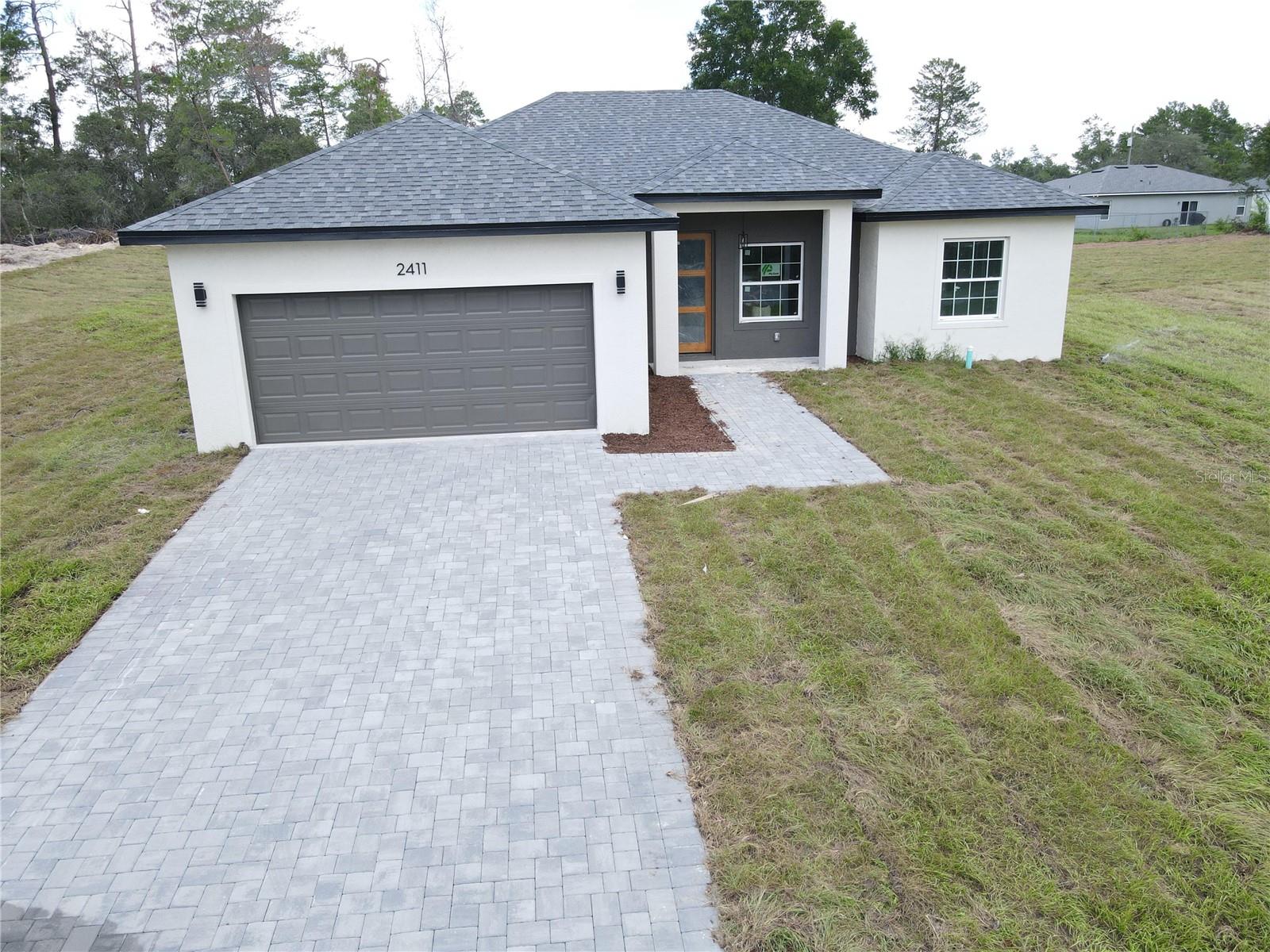 Rare Oversized Lot – Enjoy 0.53 Acres of Space and Freedom!
New home for sale in Ocala – modern, spacious and ready to move in! Be enchanted by this beautiful, newly built home that combines comfort, elegance and practicality. With 4 spacious bedrooms, Primary with walk-in closets, and 2 full bathrooms – including extra closets in the master suite bathroom – this home was designed down to the smallest detail to offer well-being to your family. Right at the entrance, you will be greeted by a charming porch, a beautiful landscaped garden and a brick facade, which gives it charm and durability. The modern-style front door leads to a spacious living room with high ceilings, creating an airy and welcoming atmosphere. The open-concept social area integrates the living room, dining room and kitchen, ideal for those who value socializing and spaciousness. The kitchen is a real highlight, equipped with a large quartz waterfall countertop, high-quality wood cabinets, floor-to-ceiling tiles and stainless steel appliances. The living room's sliding doors provide direct access to a large outdoor area, perfect for outdoor leisure. The house also has LED outdoor lighting, a laundry area ready to be equipped, and a covered garage for two cars with an automatic gate. With a 1-year construction warranty, this house is located in a private area that is rapidly expanding and has high real estate appreciation – an excellent opportunity for those who want to live well or invest.
Don't waste time! Schedule your visit now and come see your new home in Ocala!