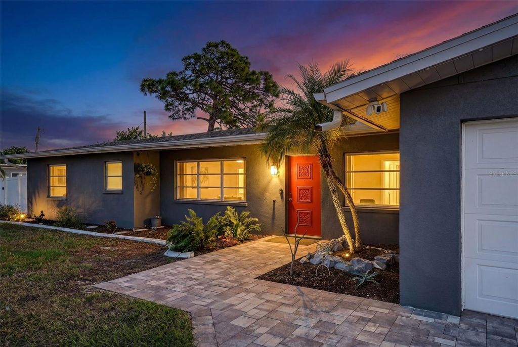 Photo of 405 W Seminole Drive, Venice, FL 34293 (MLS # A4682043)