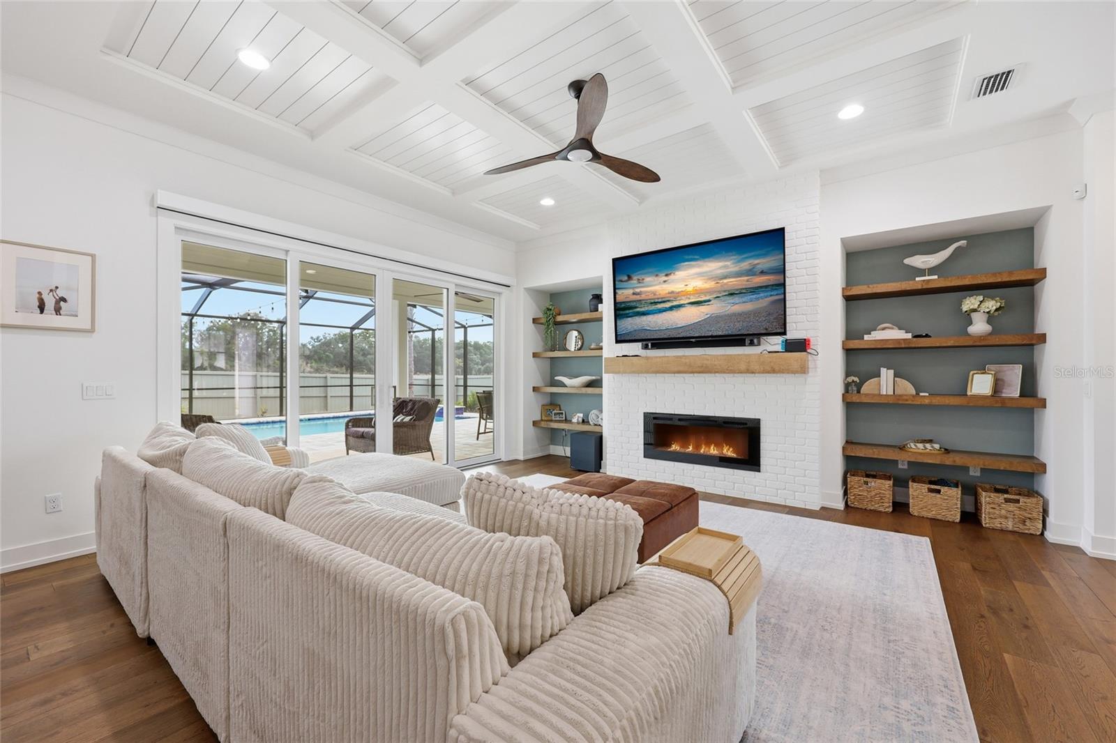 GLORIAS WAY - Residential