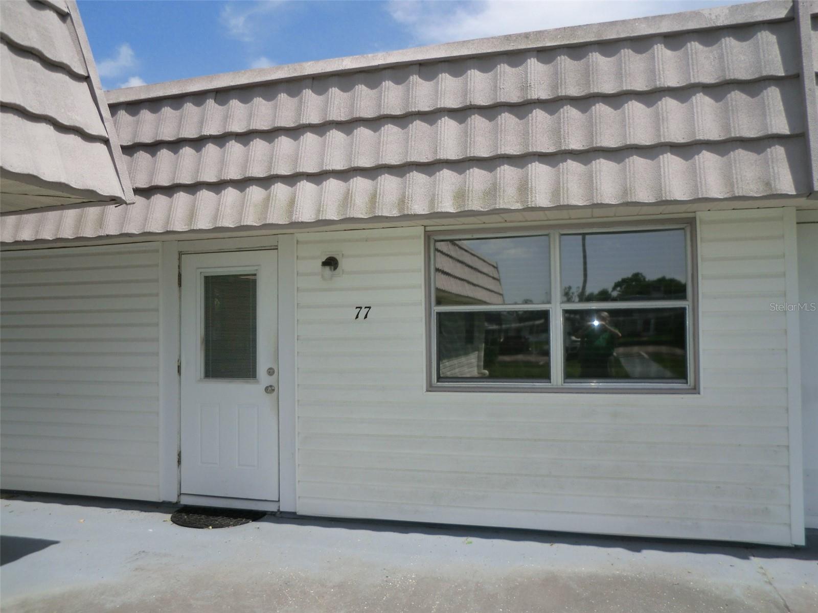 Freshly painted 2-bedroom condo in the desirable King Point Community within Sun City Center. Come enjoy all the recreational activities available such as 2 clubhouses with restaurants, indoor and outdoor swimming pools, tennis and pickleball courts, fitness centers and spa along with arts/crafts clubs. Golf cart friendly community close to shopping and medical facilities.