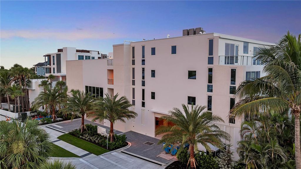 Photo of 70 Avenida Veneccia #304, Sarasota, FL 34242 (MLS # A4700103)
