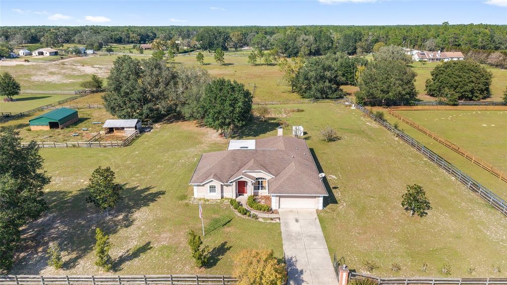 Photo of 12665 SW 107th Street Road, Dunnellon, FL 34432 (MLS # OM712195)