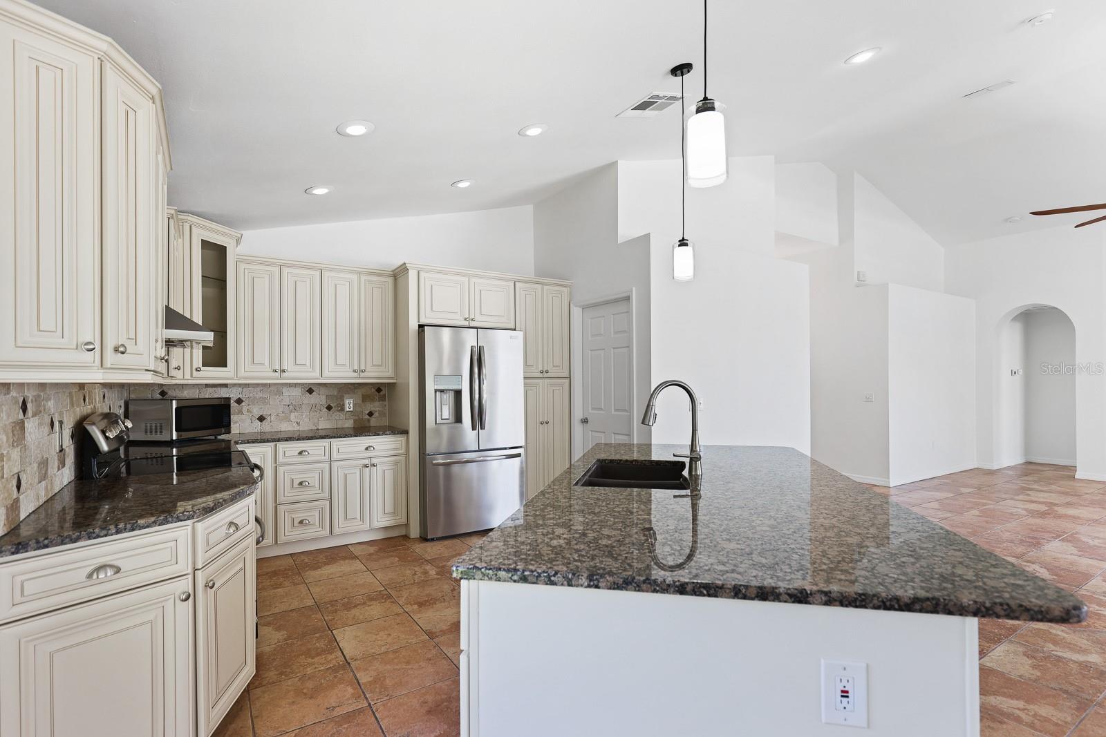 RIVER HILLS COUNTRY CLUB PH - Residential Lease