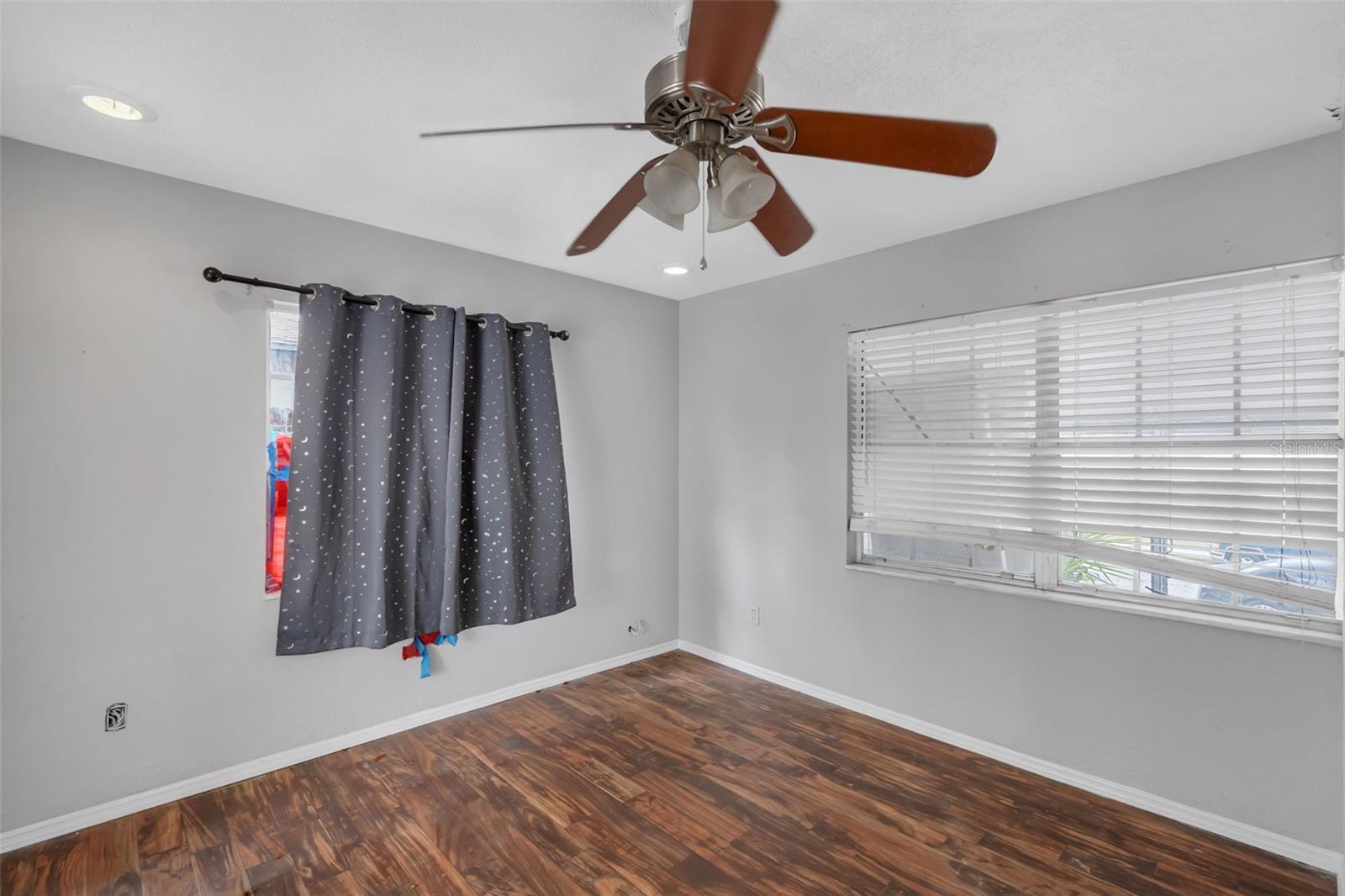 GLENN OAKS - Residential