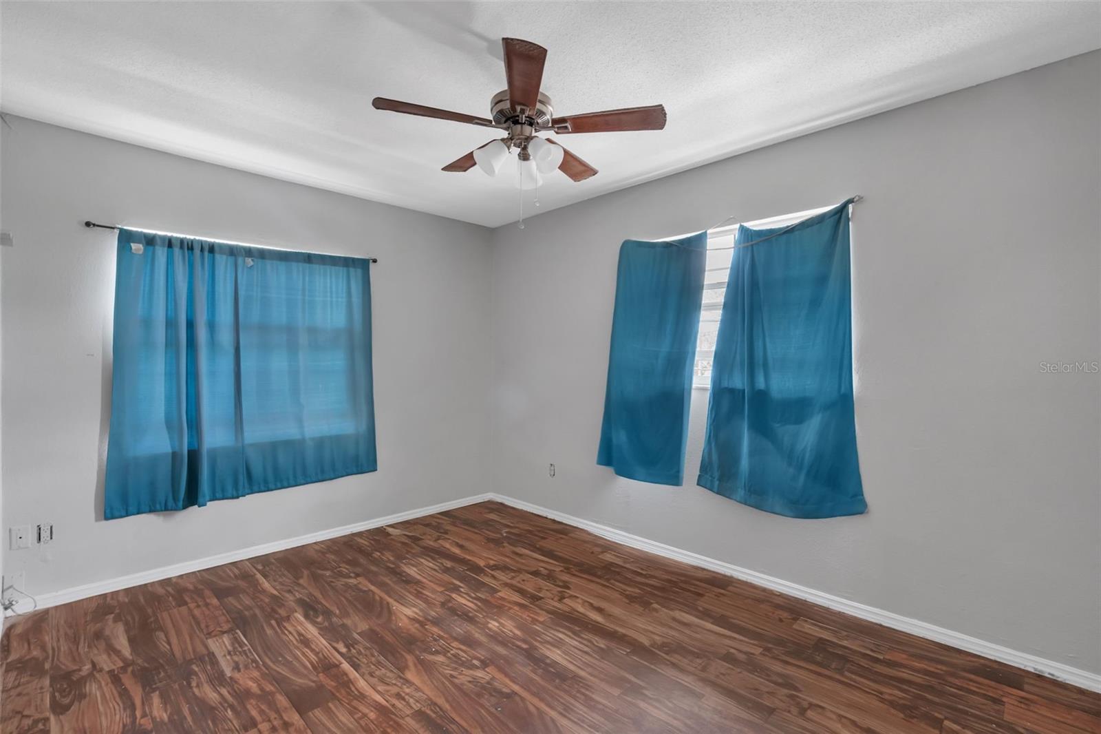 GLENN OAKS - Residential