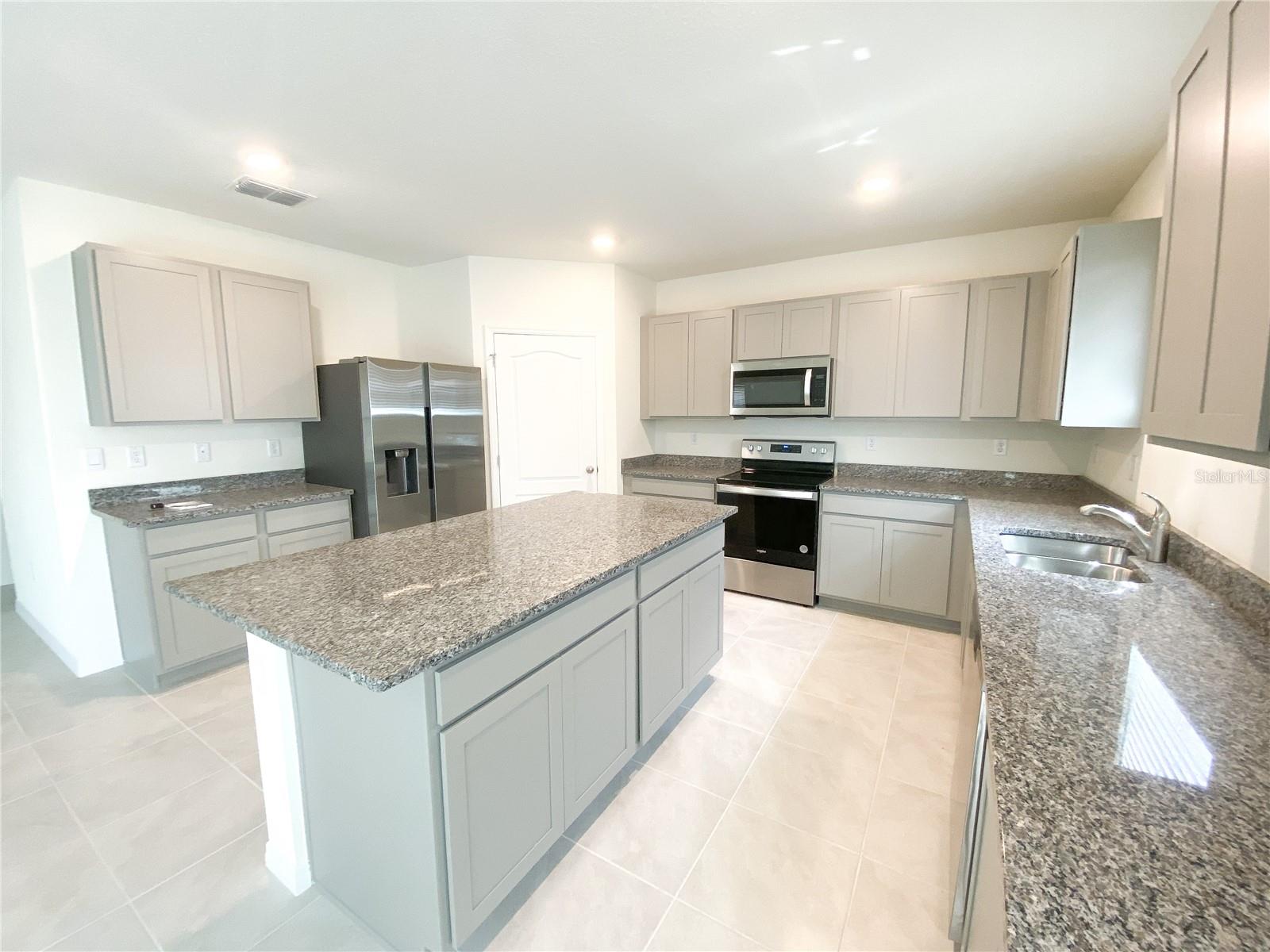 ASTONIA - Residential Lease