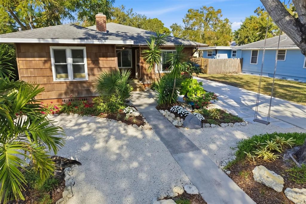 Photo of 2502 15th Avenue W, Bradenton, FL 34205 (MLS # A4677970)