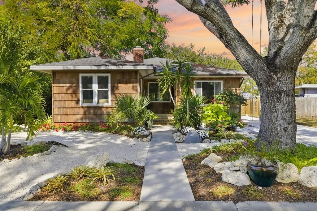 Photo of 2502 15th Avenue W, Bradenton, FL 34205 (MLS # A4677970)