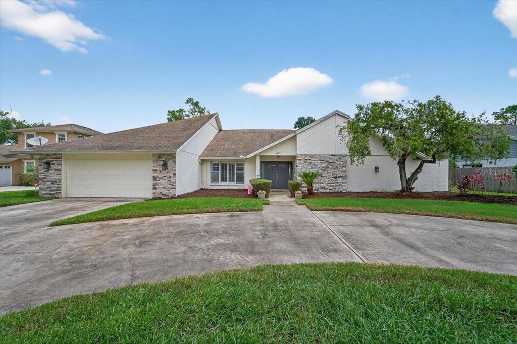 Photo of 2004 N Golfview Drive, Plant City, FL 33566 (MLS # TB8407365)