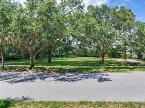 5001 S SHORE CREST CIRCLE TAMPA FL 33609