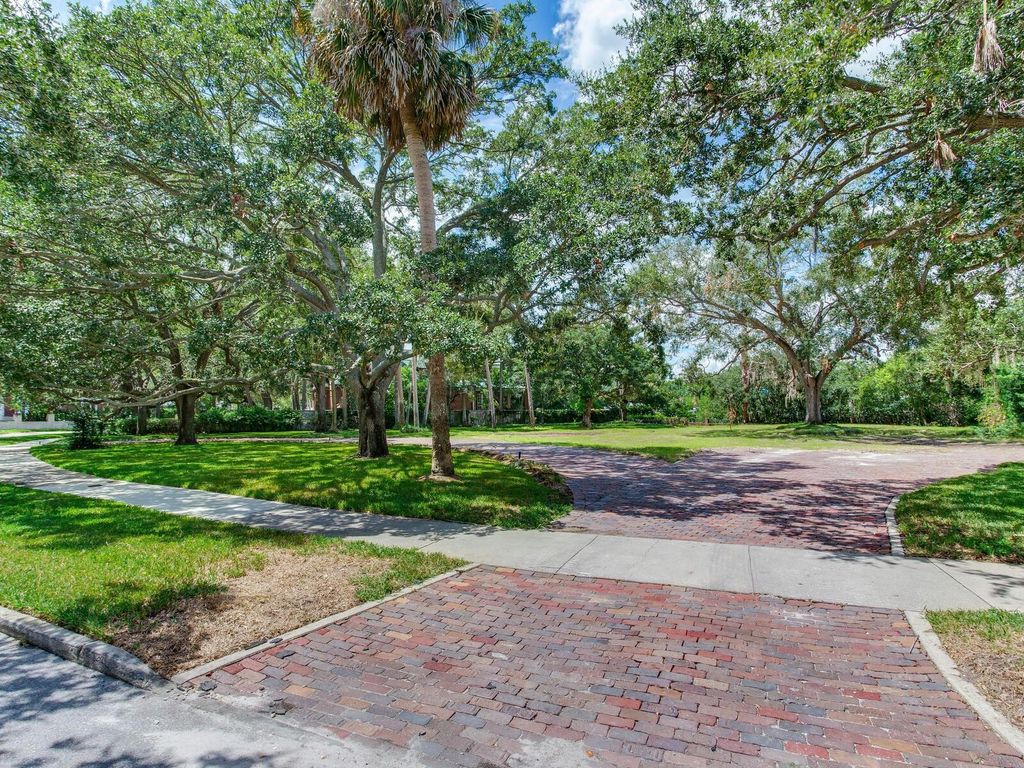 Photo of 5001 S Shore Crest Circle, Tampa, FL 33609 (MLS # TB8424220)