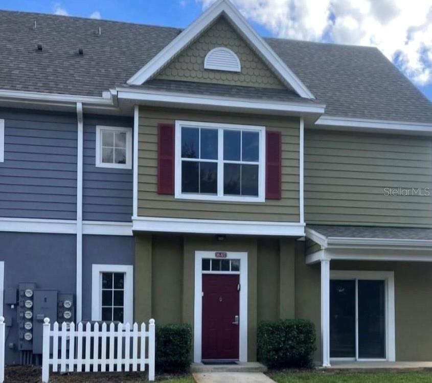 Perfect location to live close to the magic of Disney! This beautiful 4-bedroom, 3-bathroom home is available for long-term rental in a resort-style community, just minutes from Orlando’s major theme parks and attractions. Enjoy a peaceful and secure environment with multiple amenities, including swimming pools, recreational areas, and convenient access to tourist spots, shopping, and great restaurants. The perfect home for comfort, convenience, and resort-style living!