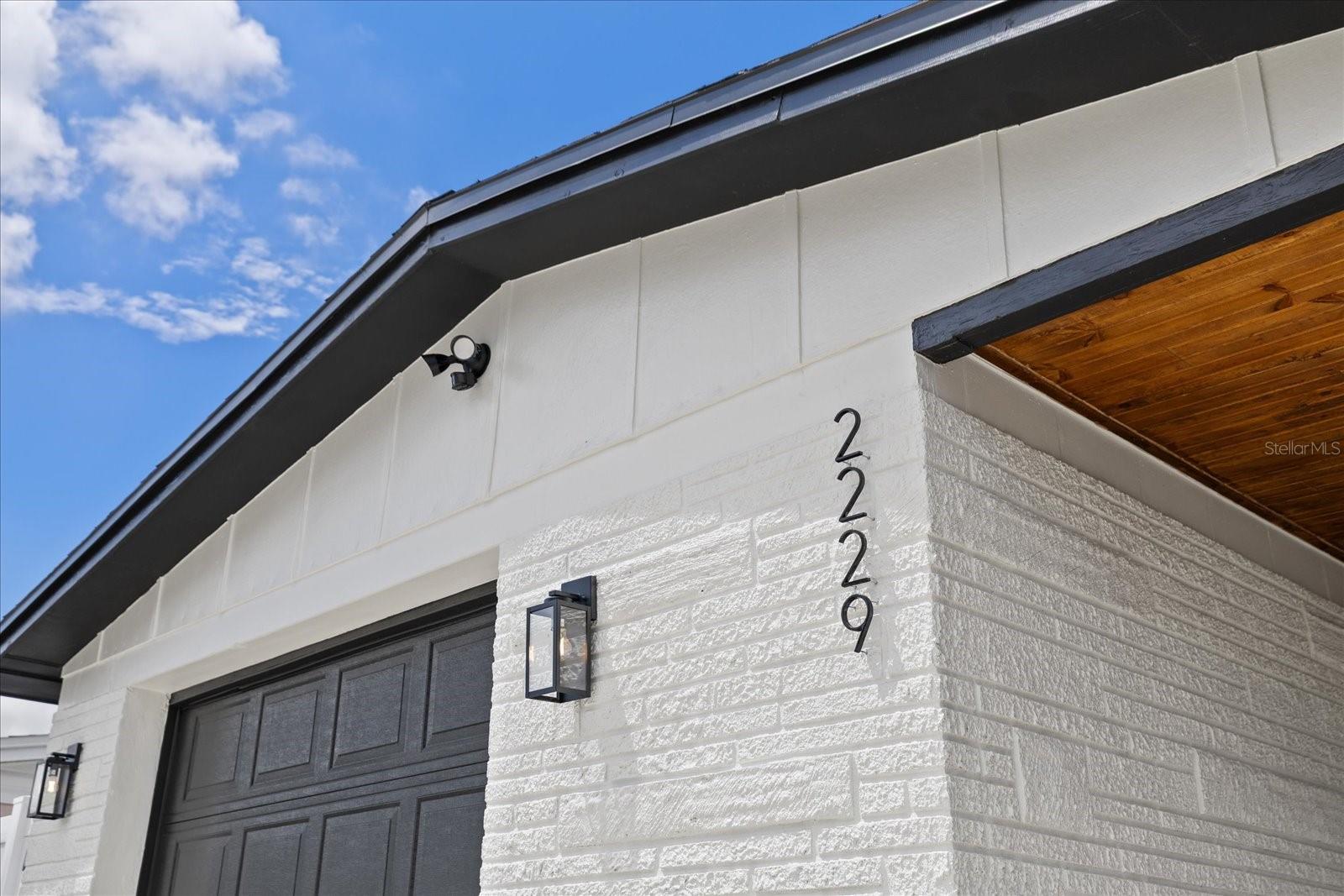 2229 ROSELAWN DRIVE