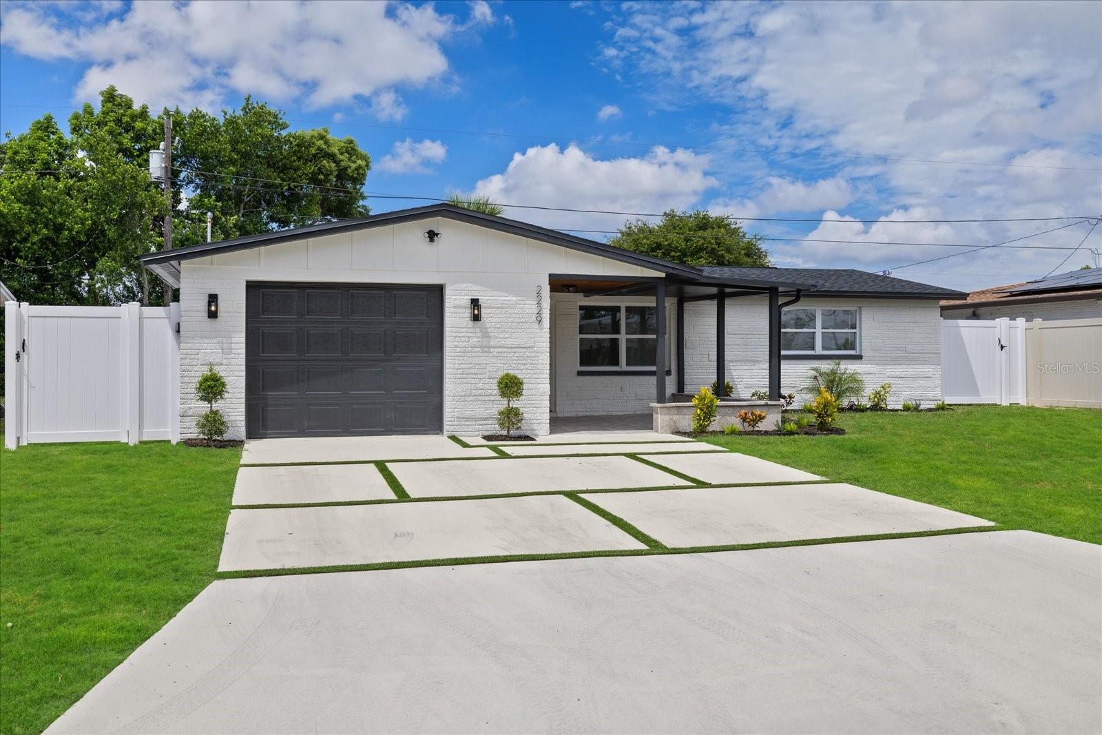2229 ROSELAWN DRIVE