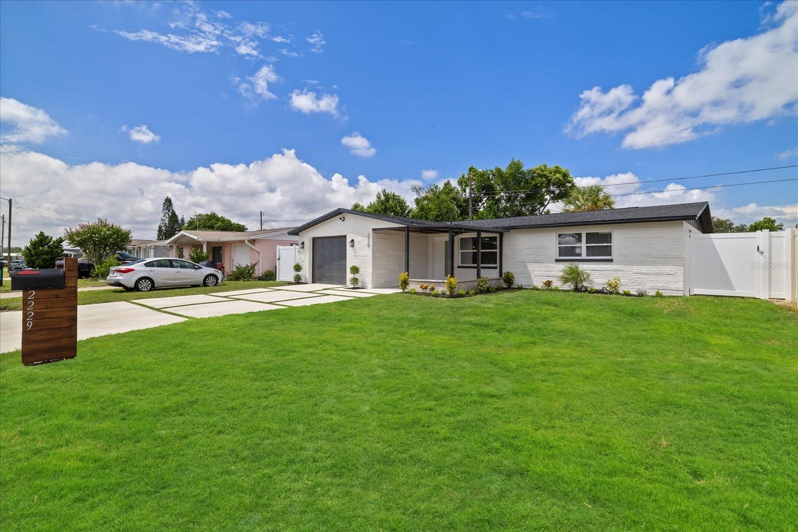 2229 ROSELAWN DRIVE