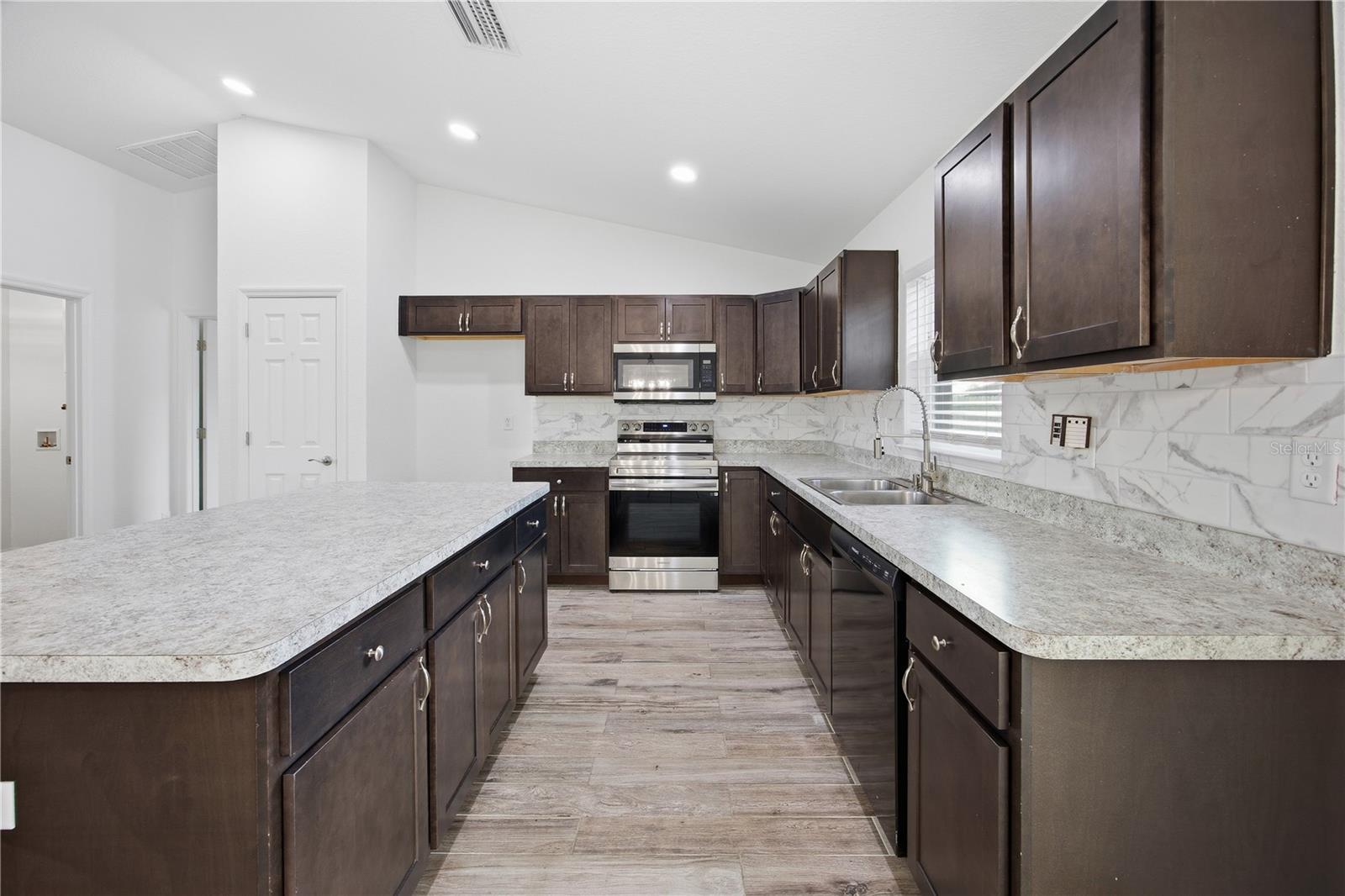 SILVER SPRINGS SHORES - Residential