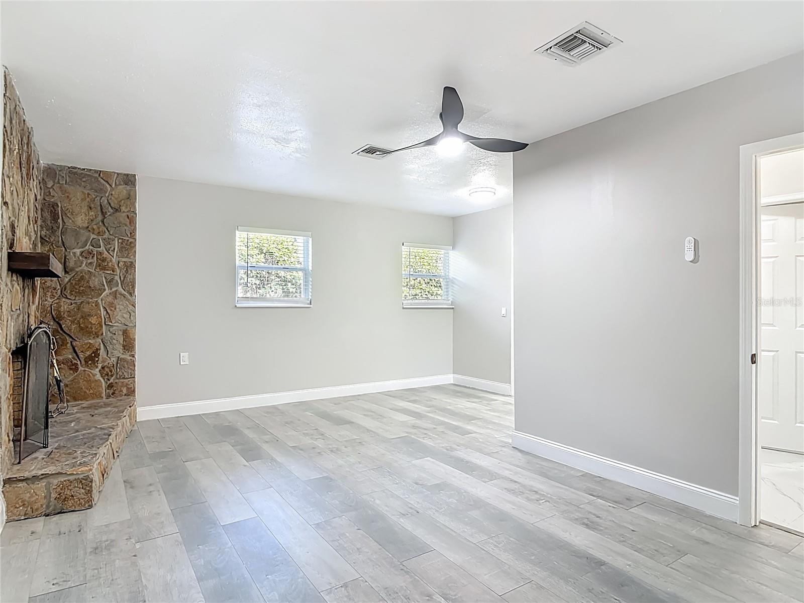 MOUNT PLYMOUTH - Residential