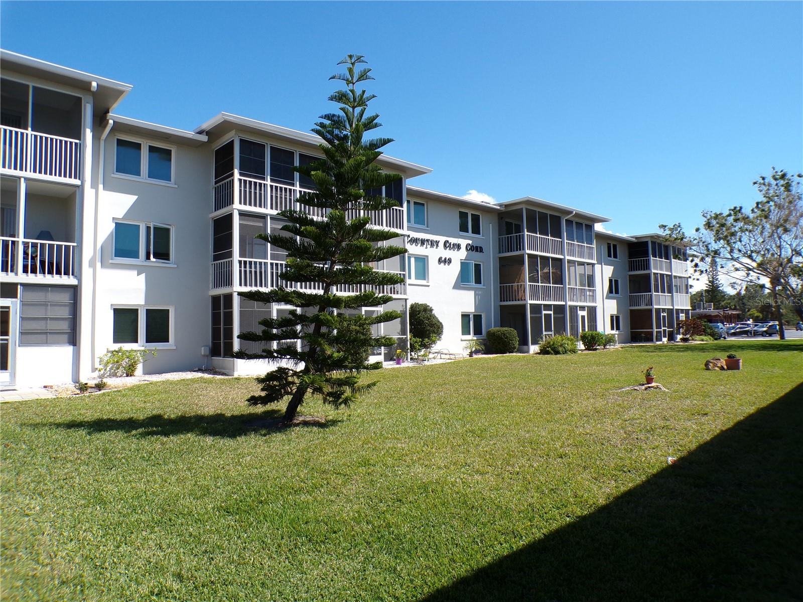 Looking for a Seasonal Rental on the Isaland of Venice check this one out. 2 bed 2 bath end unit condo on the third floor, yes we have an elevator. If your thinking location location location then this may be your rental, conveniently located on the Island of Venice, walking distance to restraunts and shopping and less than a half mile to the beach. Fully furnished and ready for you to visit this upcoming season, there is a 3 month minimum rental period. Make this your piece of Paradise.