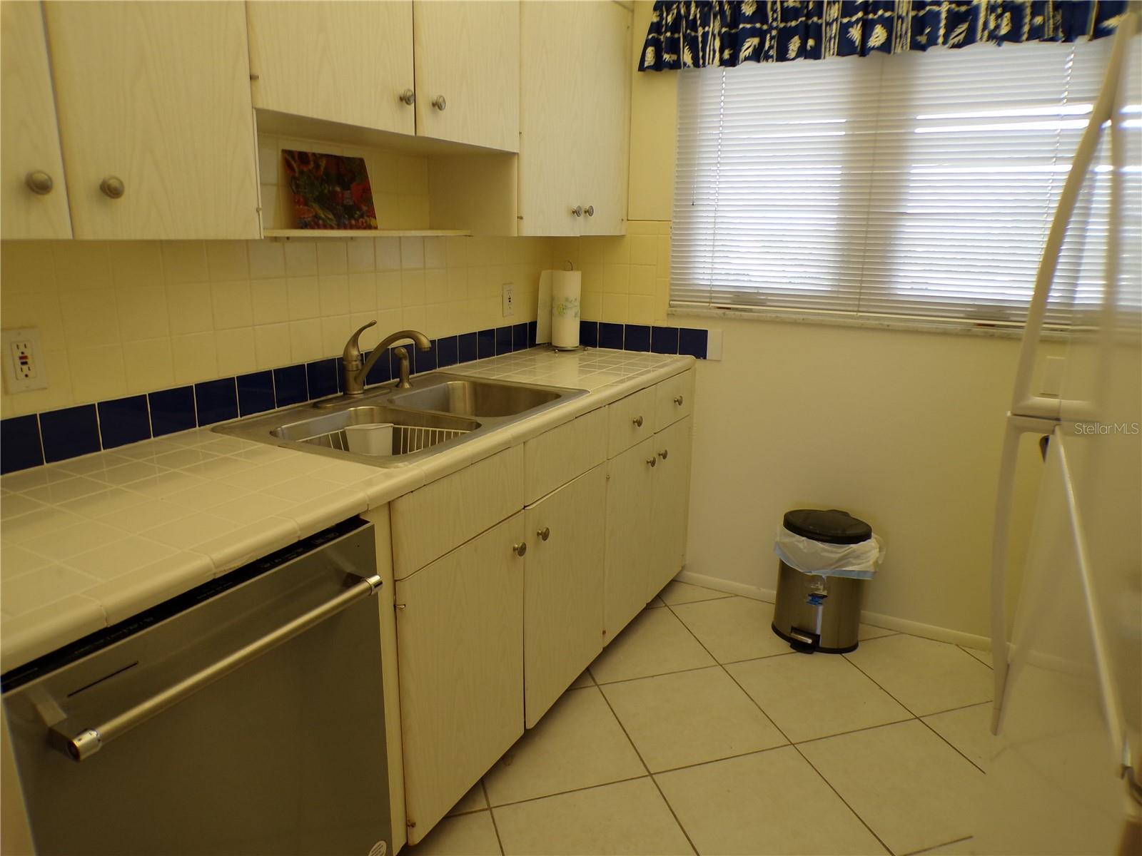 COUNTRY CLUB APTS - Residential Lease