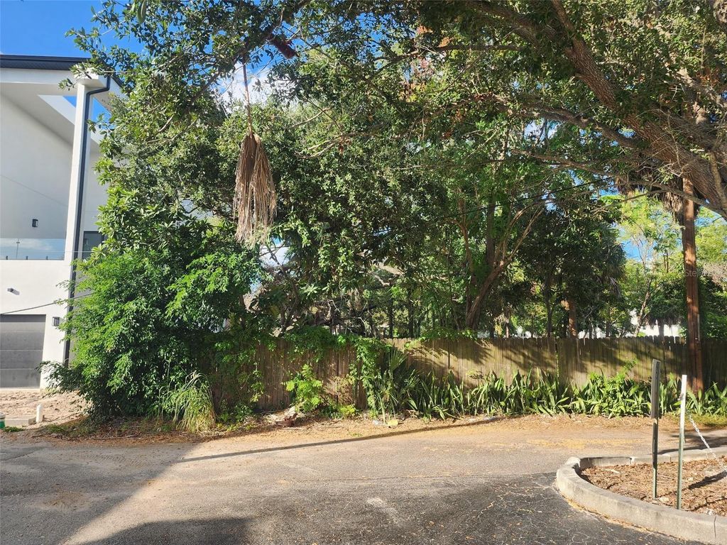 Photo of 2318 W North B Street, Tampa, FL 33609 (MLS # TB8439003)