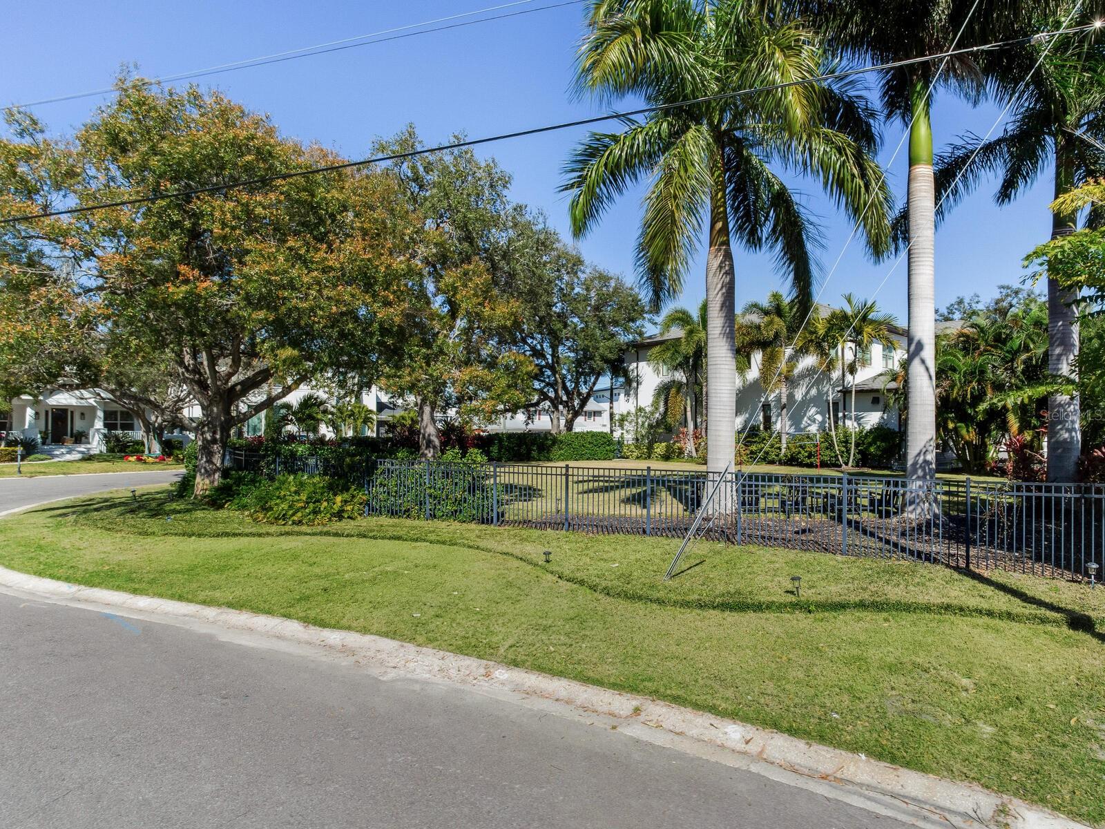 2501 S DUNDEE STREET