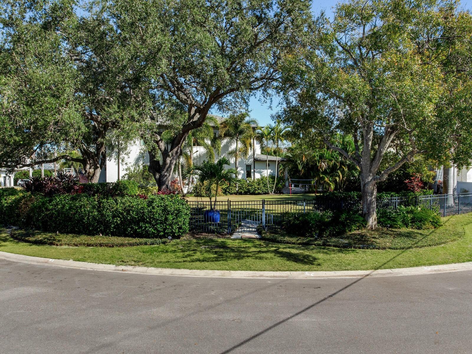 2501 S DUNDEE STREET