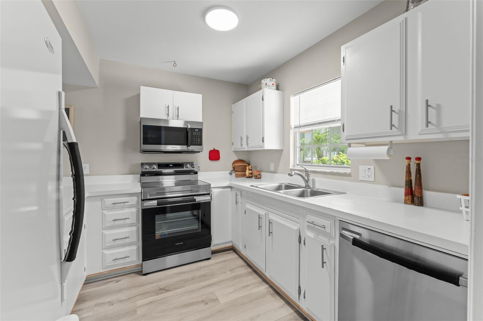 1076 VILLA LANE 68
