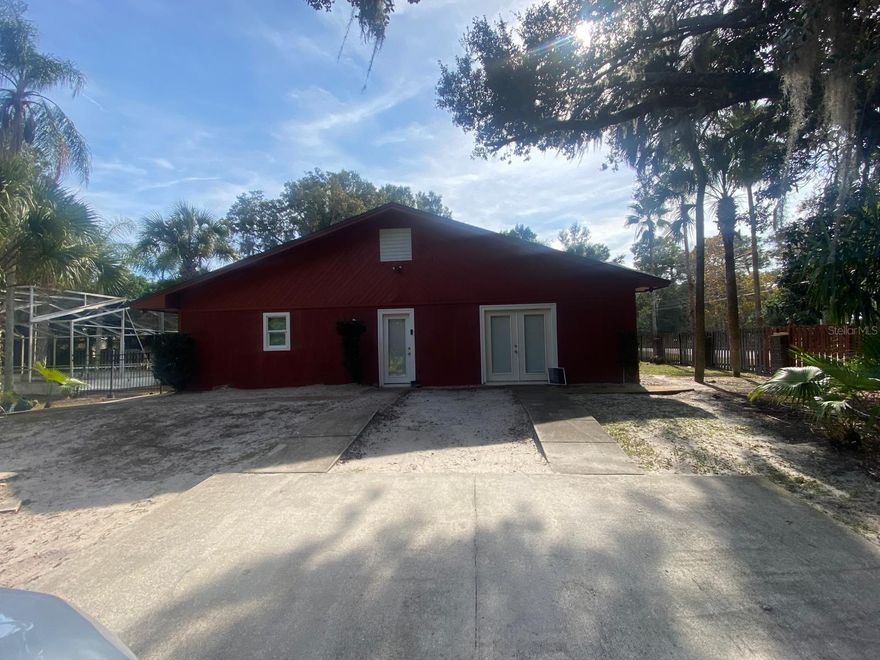 This is the place to build your estate or build multiple single family homes. Conveniently located in Apopka. The area is growing and it is accessible to the expressways and shops. Call today to arrange a tour.