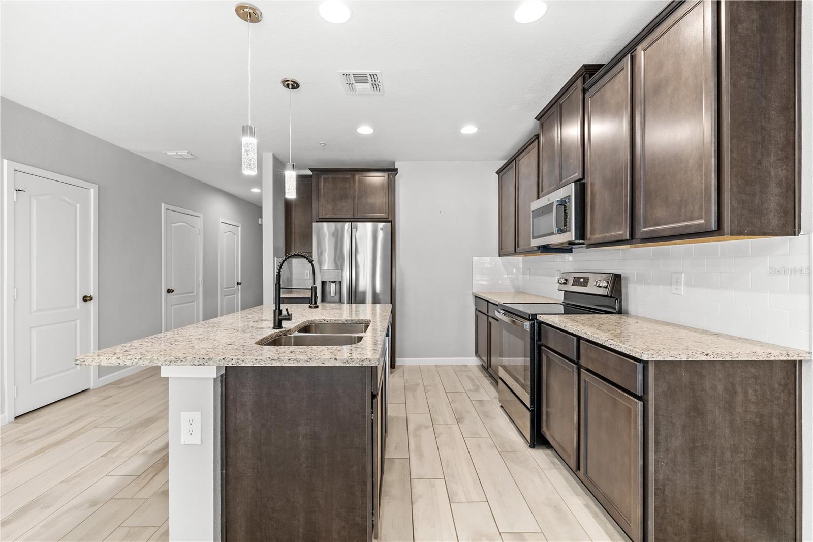 HIDDEN LAKE RESERVE - Residential Lease