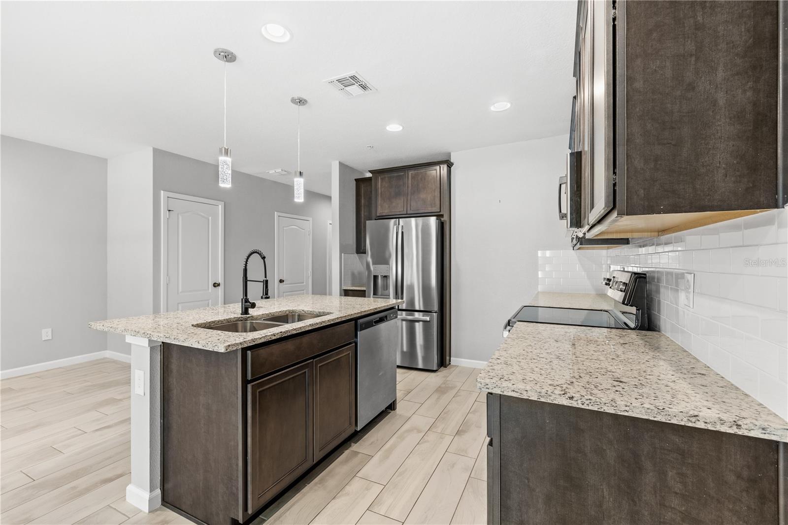 HIDDEN LAKE RESERVE - Residential Lease