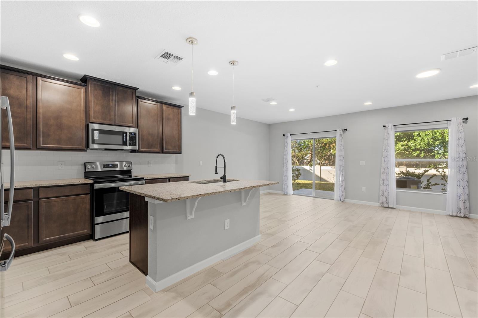 HIDDEN LAKE RESERVE - Residential Lease