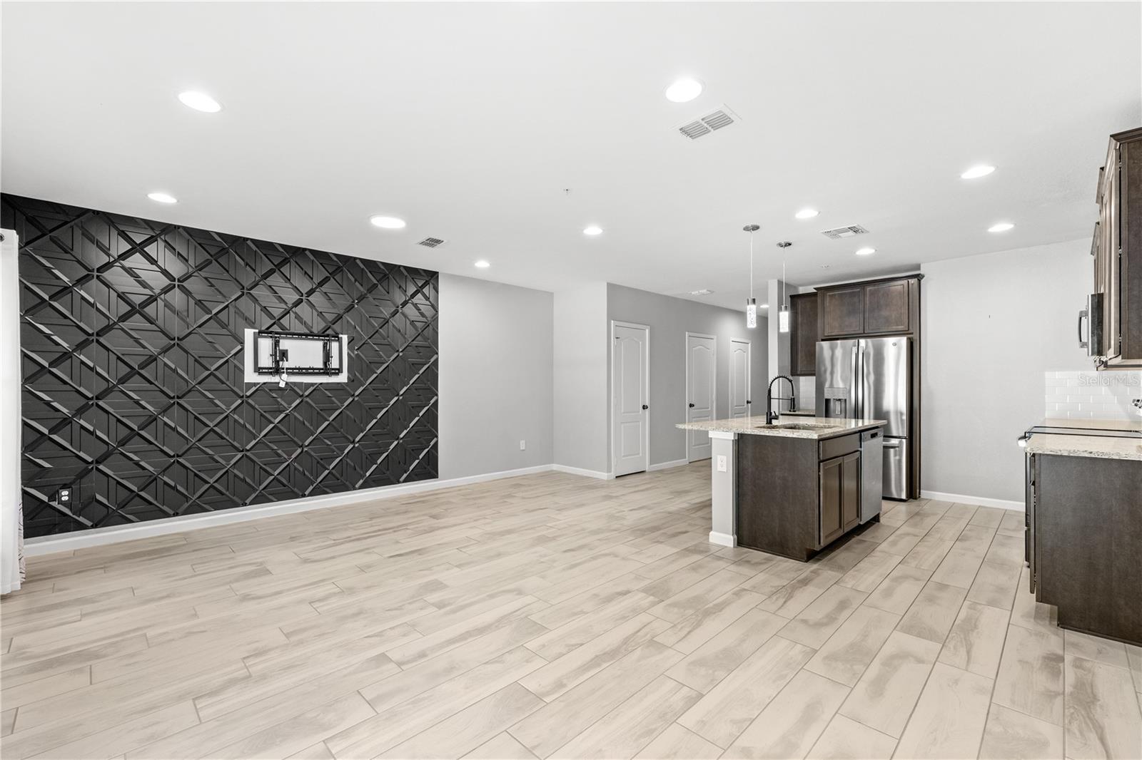 HIDDEN LAKE RESERVE - Residential Lease