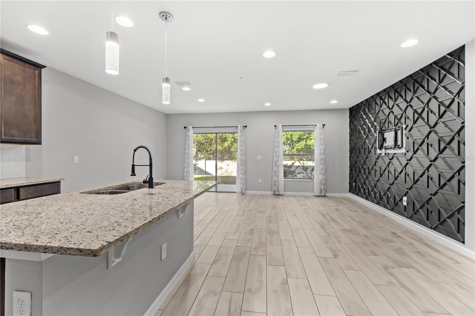 HIDDEN LAKE RESERVE - Residential Lease