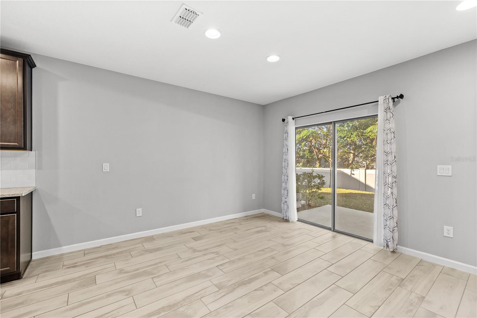 HIDDEN LAKE RESERVE - Residential Lease