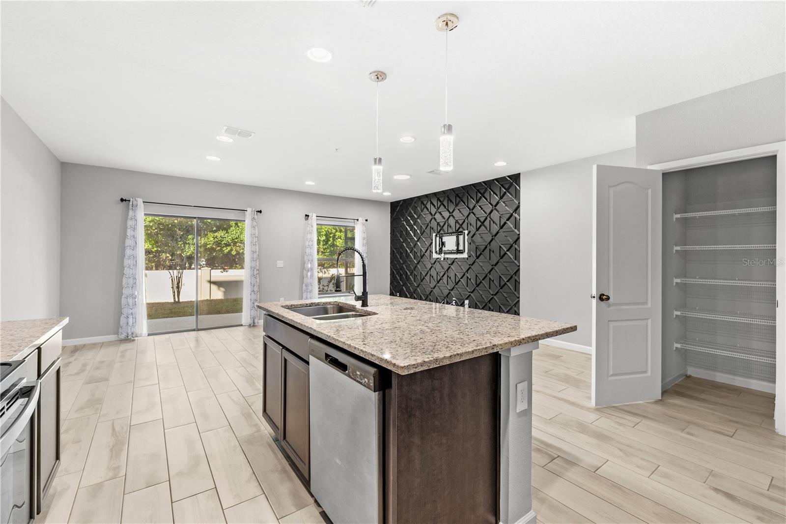 HIDDEN LAKE RESERVE - Residential Lease