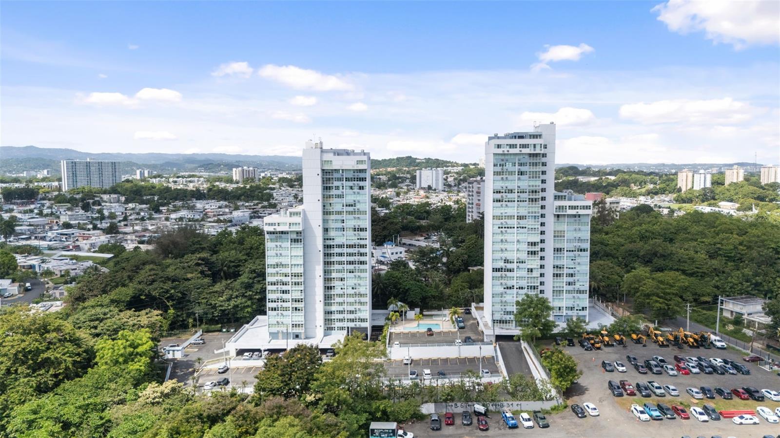 Experience elevated living in this fully renovated residence boasting breathtaking views from the 21st floor. Featuring 2 spacious bedrooms and 2 modern bathrooms, this home combines style and comfort in every detail. The community offers amenities including pool area, gazebo, elevators, generator for common areas, and 24/7 security for peace of mind. Perfect for those seeking a move-in ready property or an investment property in a prime location.