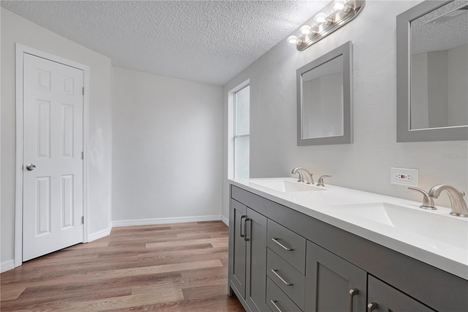 UNIVERSITY OAKS MANOR - Residential