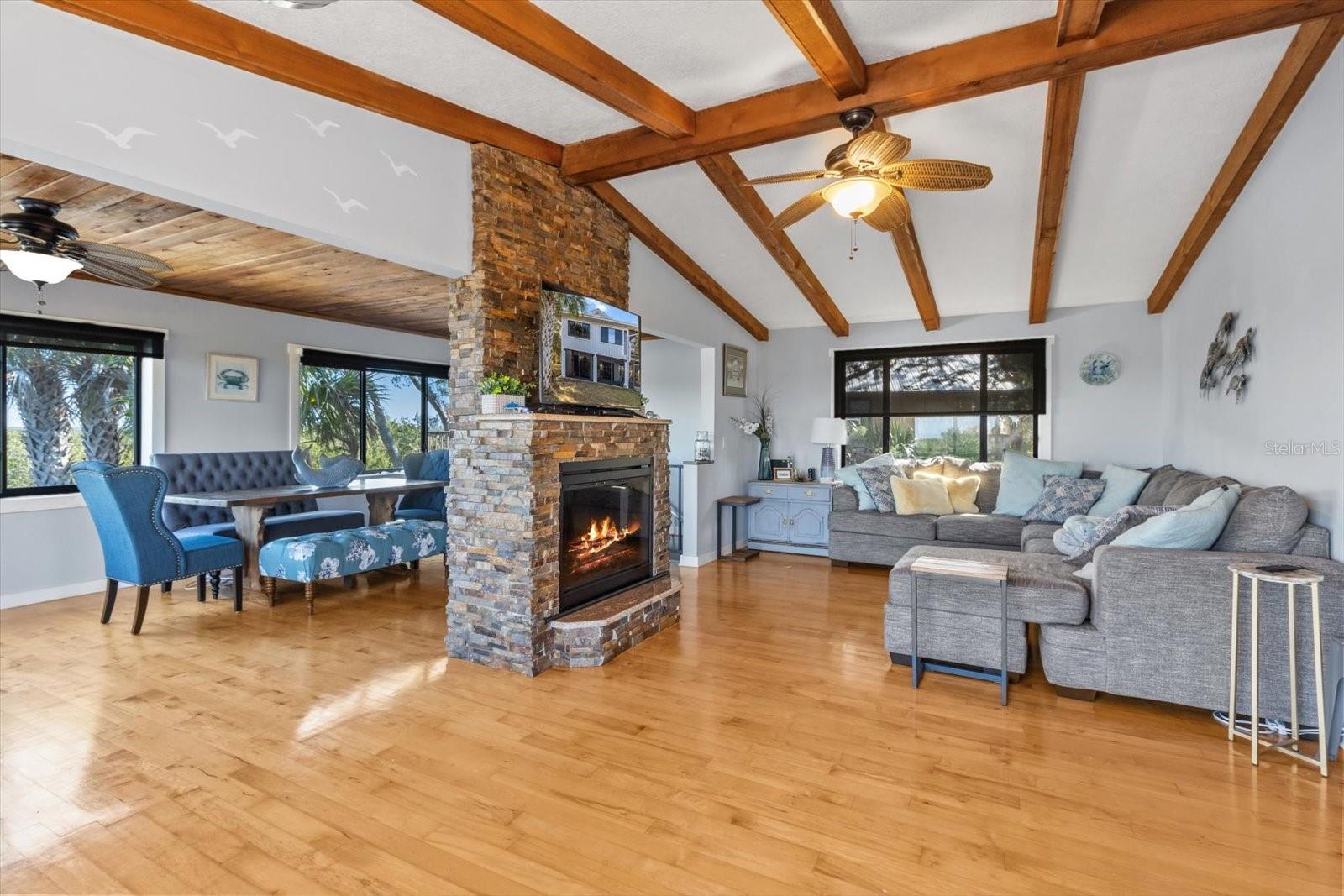 605 N LAKE CIRCLE