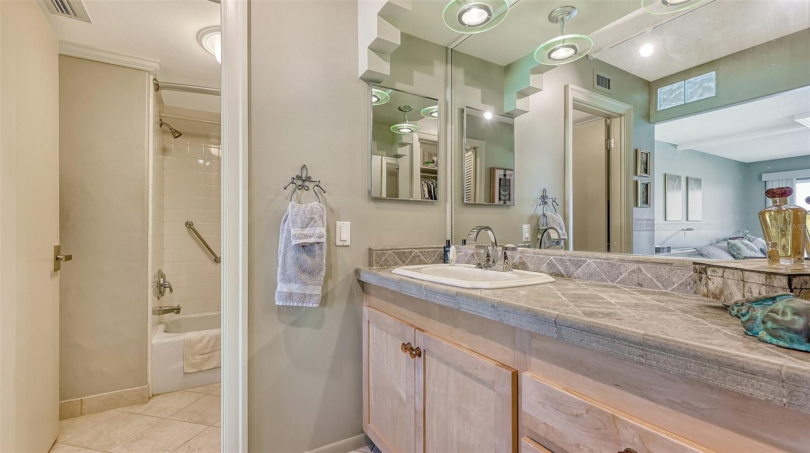 ISLANDER CLUB OF LONGBOAT - Residential