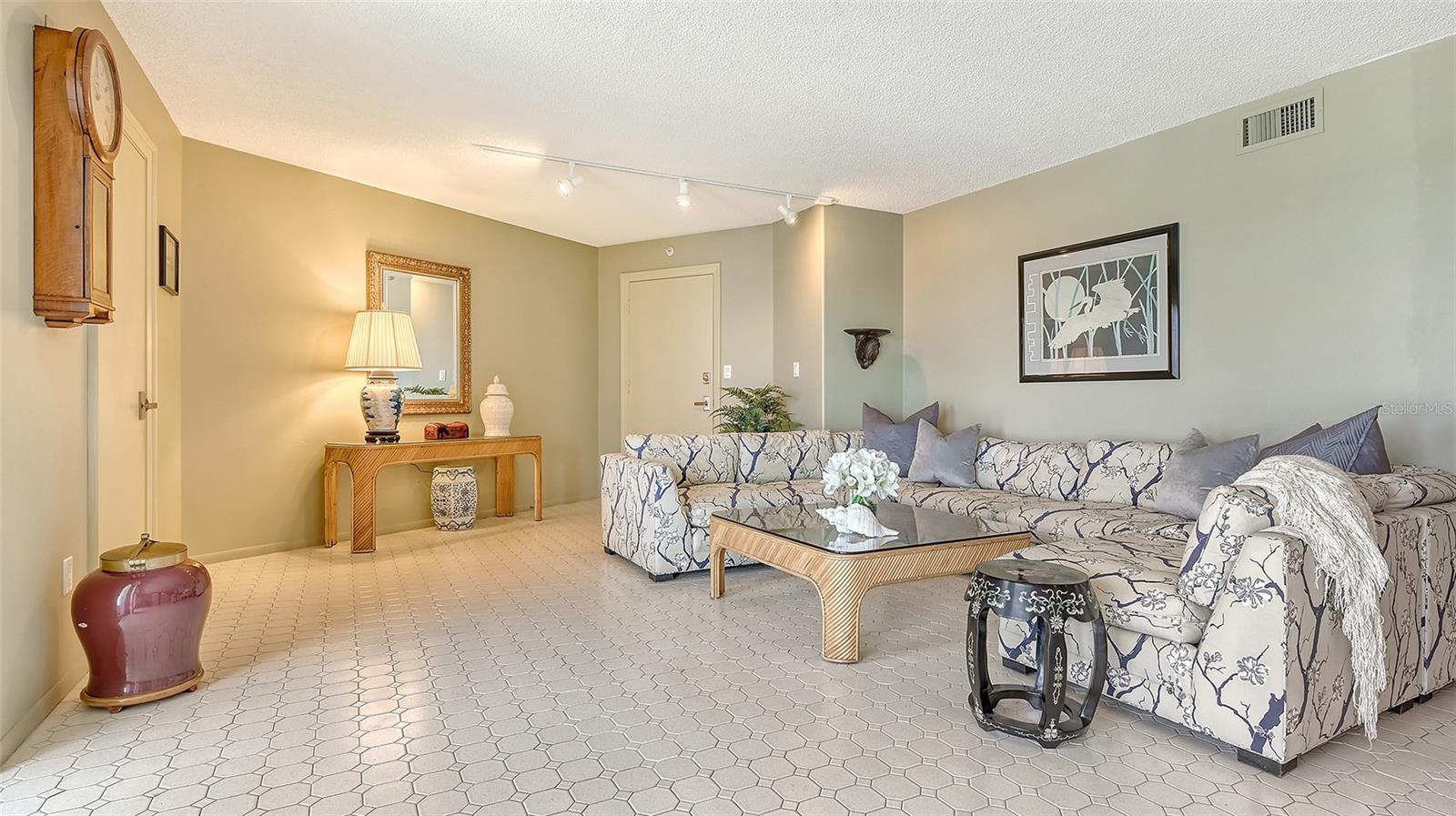 ISLANDER CLUB OF LONGBOAT - Residential